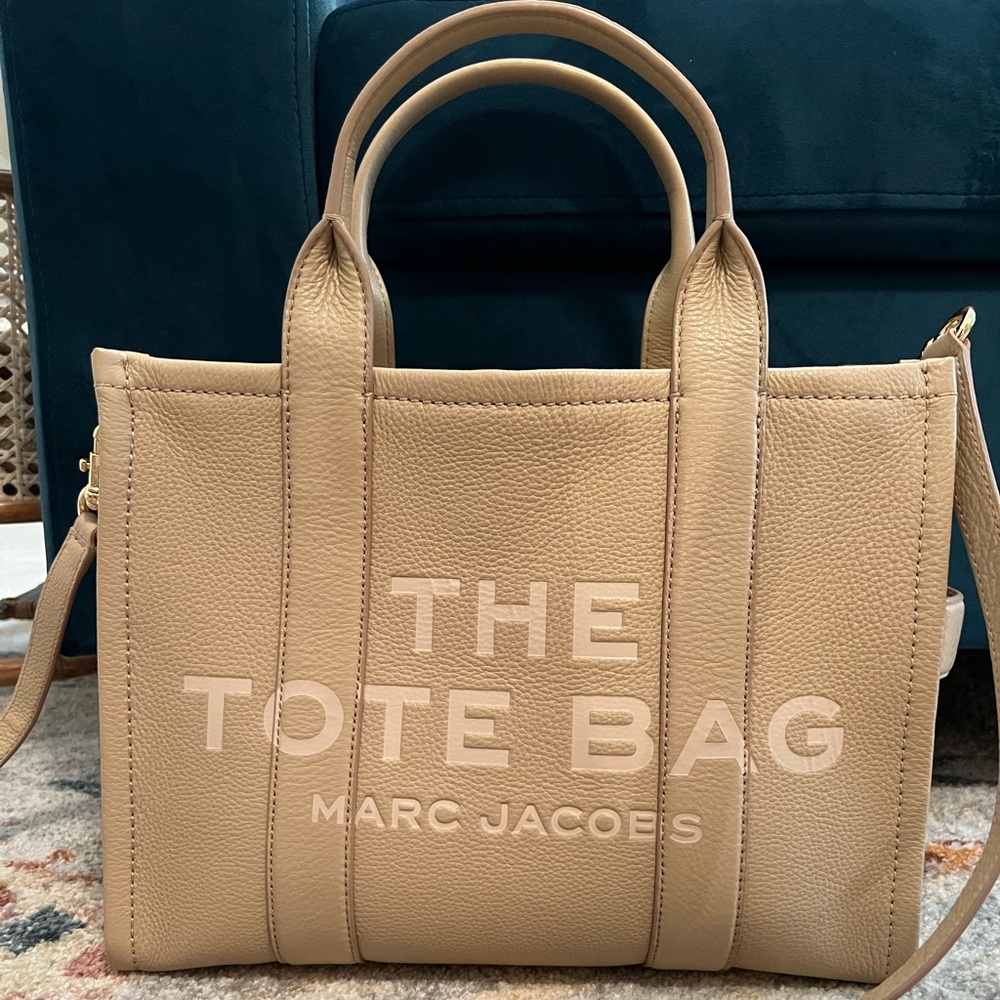 RETIRED COLOR. Marc Jacobs
Small Traveler Leather Tote
Twine